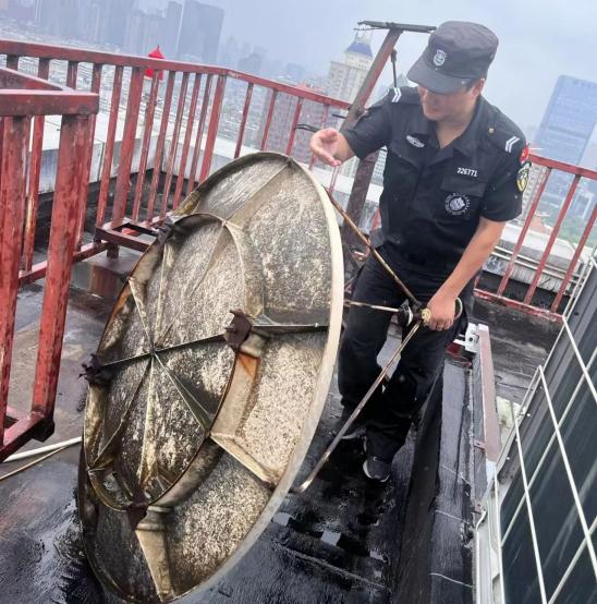 C:/Users/BA/Desktop/風(fēng)雨過(guò)后南京保安迅速行動(dòng)，恢復(fù)安“寧”面貌/11.jpg11