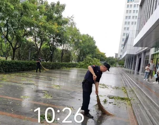 C:/Users/BA/Desktop/風(fēng)雨過(guò)后南京保安迅速行動(dòng)，恢復(fù)安“寧”面貌/5.jpg5